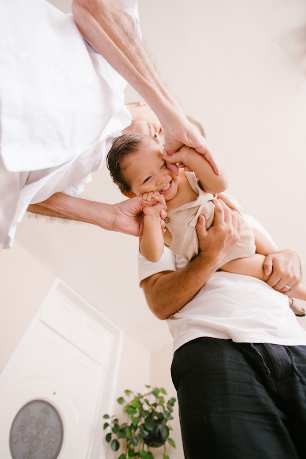 Tată sărutând bebelușul